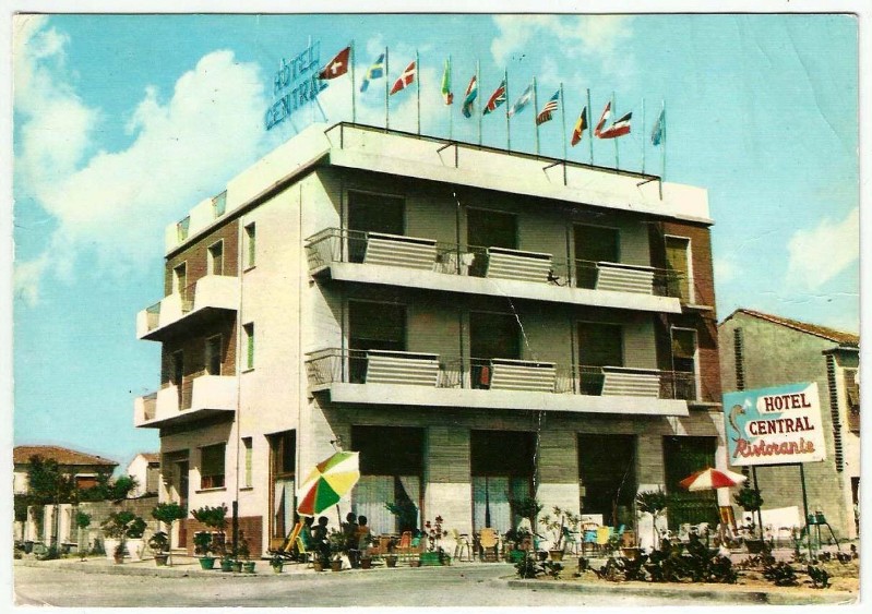 270l-PORTO GARIBALDI anni '60 HOTEL CENTRAL V.le dei Mille. Al piano terra il Bar e il Ristorante, ai piani le stanze.jpg