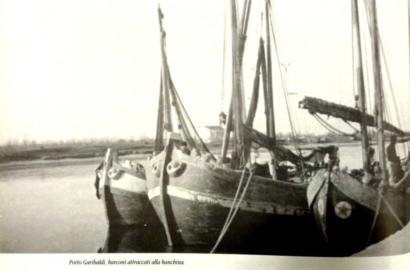 37m- Porto Garibaldi, barconi attaccati alla banchina.jpg