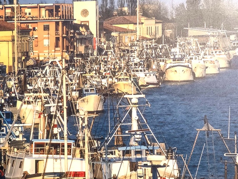 282b2-Porto Garibaldi, il porto strapineo di Pescherecci..jpg