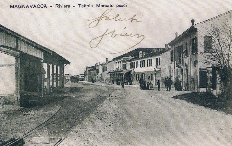 39b2-Tettoia del mercato del pesce, si notano le rotaie ed il treno in arrivo, anno 1911..jpg