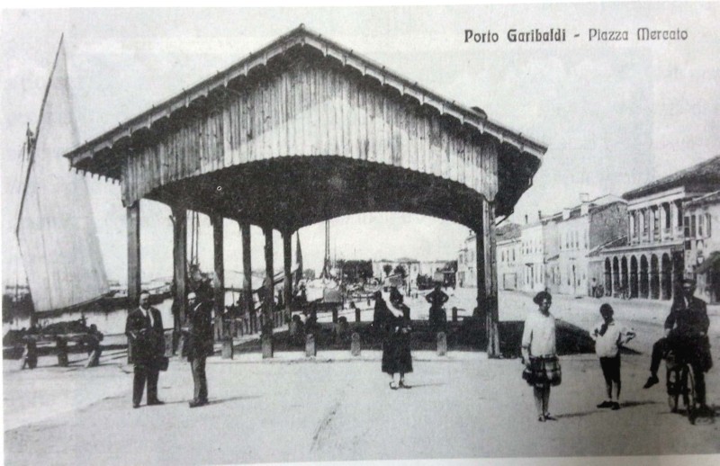 39f2-Porto Garibaldi, piazza mercato.jpg