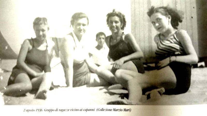 39n-2 Agosto 1936. Gruppo di ragazze vicino ai capanni.jpg