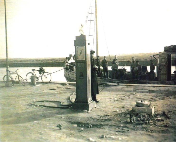 46a-La prima pompa di gasolio per il rifornimento carburante alle imbarcazioni, installata dalla famiglia SANGIORGI negli anni '20..jpg