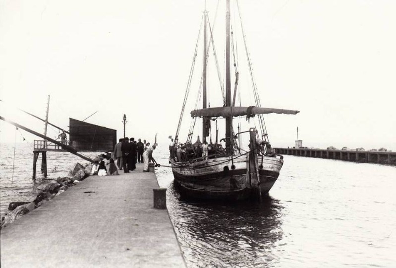 54e1-PORTO GARIBALDI anni '30 - Attracco al molo (la palà).jpg