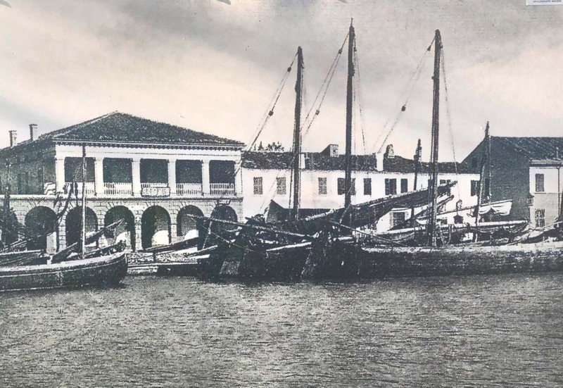 69a-Anno 1911, Magnavacca Piazza Garibaldi, veduta del Porto e sullo sfondo il loggiato MAZZINI..jpg