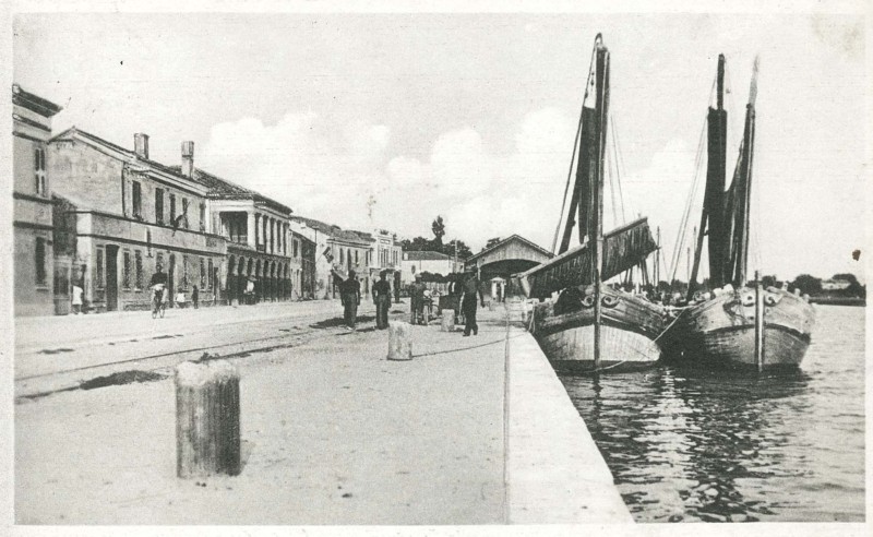 04i-Porto Garibaldi anni'30, a sinistra il loggiato Mazzini e sullo sfondo il mercato del pesce.jpg