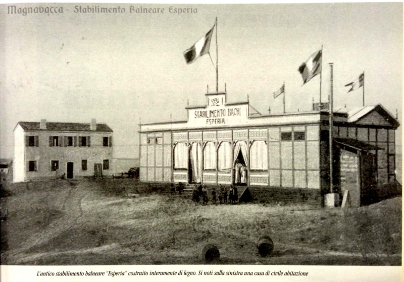 78c-L'antico stabilimento balneare ESPERIA costruito ineramente di legno. Si noti sulla sinistra una casa di civile abiatazione.jpg