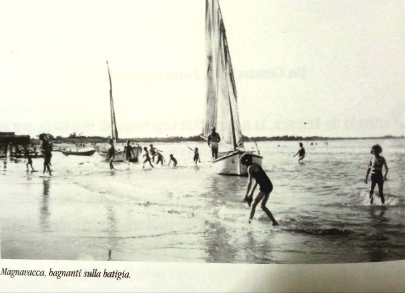 84h-Magnavacca, bagnanti sulla bastigia.jpg