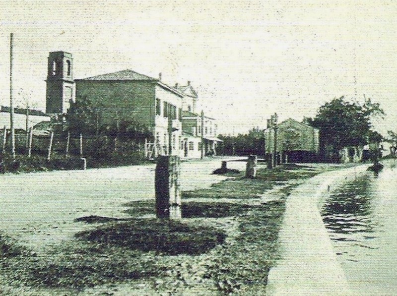 96c) SI TROVAVA DI FRONTE AL PORTO CANALE PALLOTTA. IN QUEL PUNTO ORA C'E' LA FRIGGITORIA-PESCHERIA CAVALIERI.jpg