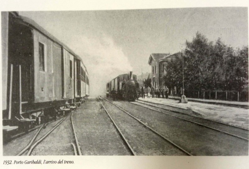 06e-1932. Porto Garibaldi, l'arrivo del treno.jpg
