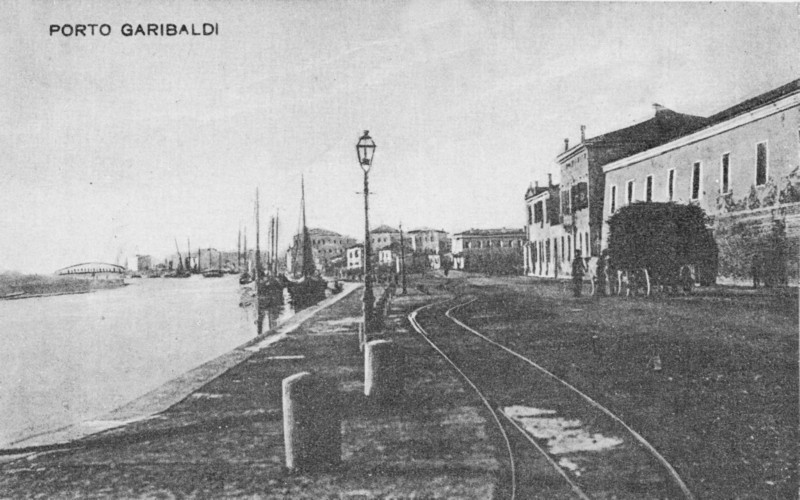 11c1-Magnavacca anni '20.  Incua a manca sempa la stasion..... (ogggi ci manca la stazione) il binario del Trinèn approdava sul porto per carico e scarico merci, sullo sfondo il ponte Albani.jpg