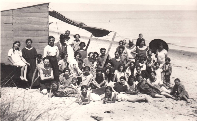 103a-Gruppo di bagnanti e bagnino dello stabilimento EREMO, anni '20, come potete notare gli uomini erano quasi tutti in giacca e cravatta, non insieme alle donne..jpg