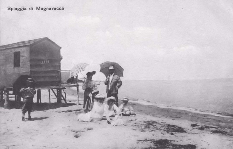 110a-Primi '900-Abiti lunghi fino alle caviglie per le signore, giacca e pantaloi per gli uomini, ombrelli per ripararsi dal sole. 'Andan a Marine'. Fam. Patrignani..jpg