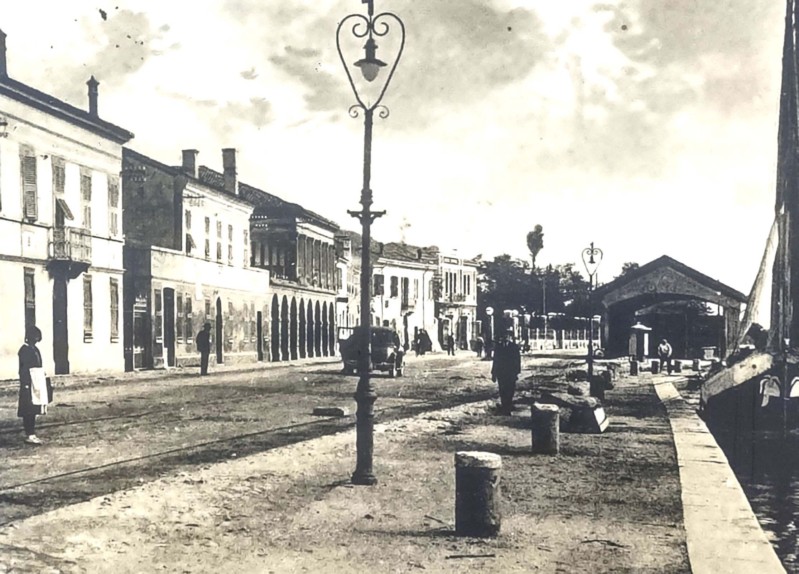 139c-Qui dietro alla ragazza col grembiule si vede la casa di Anna Bonnet Felletti Spadazzi.jpg