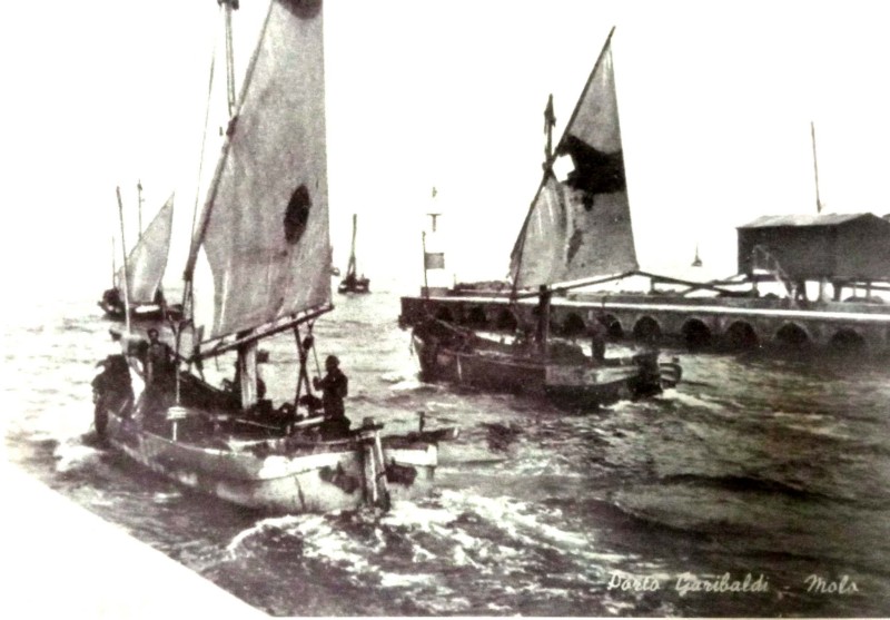 158g- Porto Garibaldi - molo e pescherecci un uscita dal canale..jpg