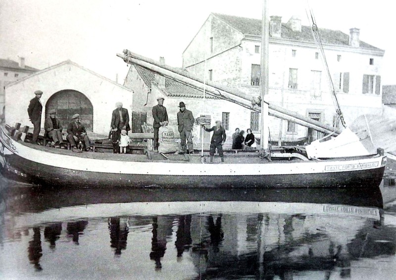 169d-Cante Porto Garibaldi. Area Squero, dietro il Ponte Trepponti., anni 30..jpg