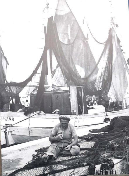 190c- Pescatore di Magnavacca ripara le reti..jpg